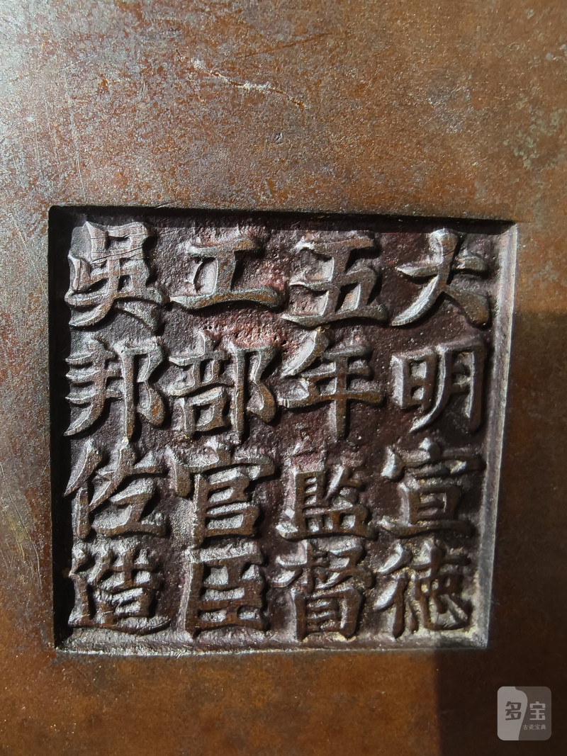A tripod bronze incense burner with handles on the rim - 图5
